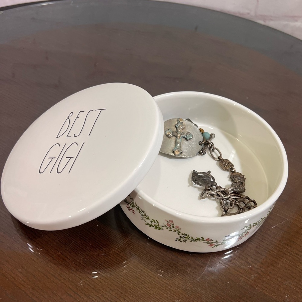 RAE DUNN COLLECTIBLE CERAMICS Trinket Tray “Best Gigi” embossed! Great gift NWOT